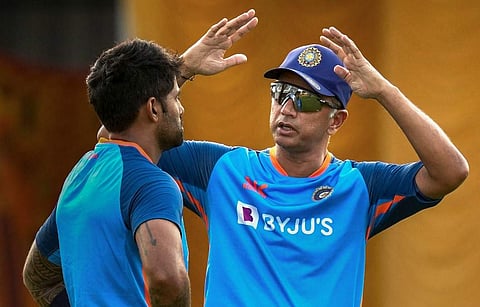 പരിശീലനത്തിനിടെ സൂര്യകുമാറുമായി സംസാരിക്കുന്ന ഇന്ത്യൻ കോച്ച് ദ്രാവിഡ്/ പിടിഐ