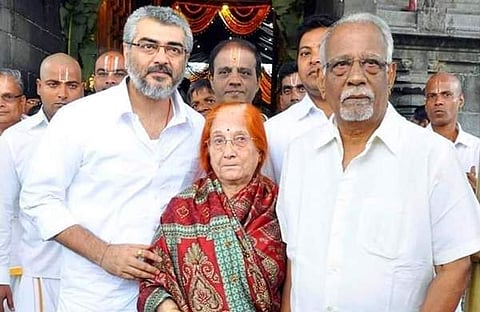 അജിത്ത് കുമാർ അച്ഛൻ സുബ്രഹ്മണ്യനും അമ്മ മോഹിനിക്കുമൊപ്പം/ ചിത്രം; ട്വിറ്റർ