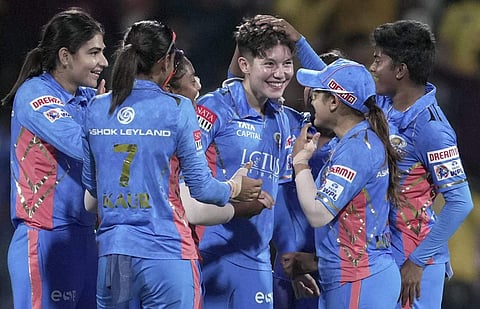 ഹാട്രിക്ക് നേടിയ ഇസ്സി വോങിനെ സഹ​ താരങ്ങൾ അഭിനന്ദിക്കുന്നു/ പിടിഐ