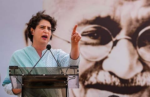 പ്രിയങ്കഗാന്ധി സത്യഗ്രഹസമരത്തില്‍ സംസാരിക്കുന്നു/ പിടിഐ