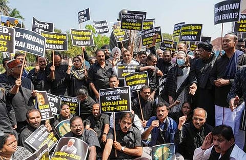 രാഹുല്‍ ഗാന്ധിയെ ലോക്‌സഭയില്‍ നിന്ന് അയോഗ്യനാക്കിയ നടപടിയില്‍ കറുപ്പണിഞ്ഞ് പ്രതിപക്ഷ പ്രതിഷേധം/പിടിഐ