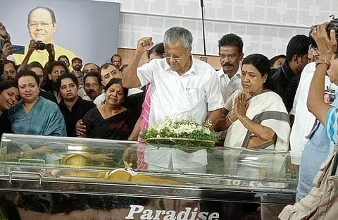 മുഖ്യമന്ത്രി പിണറായി വിജയന്‍ അന്തിമോപചാരം അര്‍പ്പിക്കുന്നു