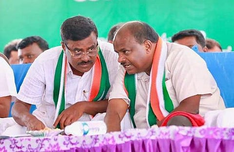 എസ്ആര്‍ ശ്രീനിവാസ് കുമാരസ്വാമിക്കൊപ്പം/ ഫെയ്‌സ്ബുക്ക്