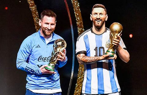 മെസിയുടെ പ്രതിയമ്ക്ക് സമീപം മെസി/ ട്വിറ്റര്‍