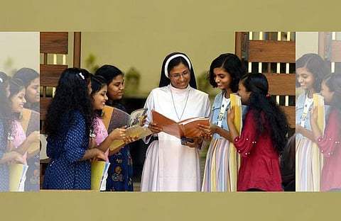 വിദ്യാർത്ഥികൾ അധ്യാപികയ്ക്കൊപ്പം എസ്എസ്എൽസി പരീക്ഷയ്ക്ക് തയ്യാറെടുക്കുന്നു/ ചിത്രം: എസ് സനേഷ്