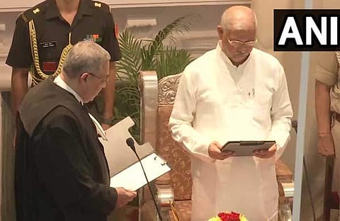 ജസ്റ്റിസ് വിനോദ് ചന്ദ്രന്‍ സത്യപ്രതിജ്ഞ ചെയ്യുന്നു/ എഎന്‍ഐ