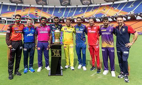 ഐപിഎൽ പോരാട്ടത്തിന് മുന്നോടിയായി ടീമുകളുടെ നായകൻമാർ അണിനിരന്നപ്പോൾ/ ട്വിറ്റർ