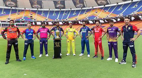 ഐപിഎല്ലിലെ വിവിധ ടീമുകളുടെ നായകൻമാർ ട്രോഫിക്ക് മുന്നിൽ അണിനിരന്നപ്പോൾ/ ട്വിറ്റർ