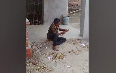 മൂര്‍ഖന്‍ പാമ്പിനെ കഴുത്തിലിട്ട നിലയില്‍, സ്‌ക്രീന്‍ഷോട്ട്‌