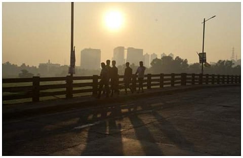 ബ്രഹ്മപുരം തീപിടിത്തത്തിൽ നിന്നുള്ള പുക. കാക്കനാട് നിന്ന് പകർത്തിയത്/ ചിത്രം: എ സനേഷ്