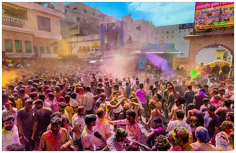 ഇന്ത്യയിൽ പല ഭാ​ഗങ്ങളിലും ഹോളി ആഘോഷിച്ചു