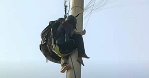 പാരാഗ്ലൈഡിങ്ങിനിടെ രണ്ടു പേര്‍ ഹൈമാസ്റ്റ് ലൈറ്റില്‍ കുടുങ്ങിയപ്പോള്‍, സ്‌ക്രീന്‍ഷോട്ട്