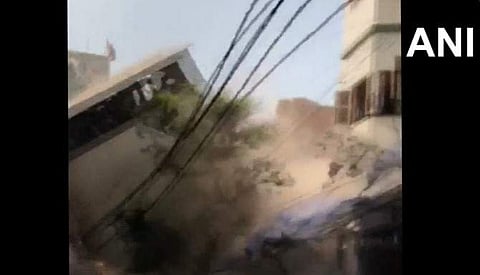 കെട്ടിടം തകരുന്നതിന്റെ വീഡിയോ ദൃശ്യം