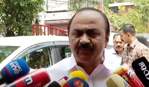 വിഡി സതീശന്‍ മാധ്യമങ്ങളോടു സംസാരിക്കുന്നു/ടിവി ദൃശ്യം