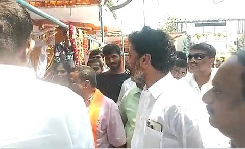 ബിജെപി എംപി സ്ത്രീയെ ശകാരിക്കുന്നതിന്റെ വീഡിയോ ദൃശ്യം