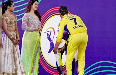 ഐപിഎല്‍ ഉദ്ഘാടനച്ചടങ്ങിനിടെ ധോനിയുടെ കാല്‍തൊട്ട് വന്ദിക്കുന്ന അര്‍ജിത് സിങ്‌