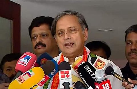 ശശി തരൂര്‍ മാധ്യമങ്ങളോടു സംസാരിക്കുന്നു/ടിവി ദൃശ്യം