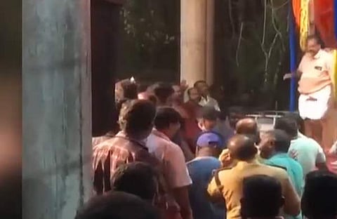 ഗാനമേളയ്ക്കിടെ സ്റ്റേജിന്റെ കര്‍ട്ടന്‍ വലിച്ചുകീറുന്ന ദൃശ്യം, സ്‌ക്രീന്‍ഷോട്ട്