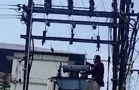 സ്റ്റേഷനില്‍ നിന്ന് ഇറങ്ങിയോടിയ യുവാവ് ട്രാന്‍സ്‌ഫോര്‍മറില്‍ കയറിയപ്പോള്‍, സ്‌ക്രീന്‍ഷോട്ട്‌