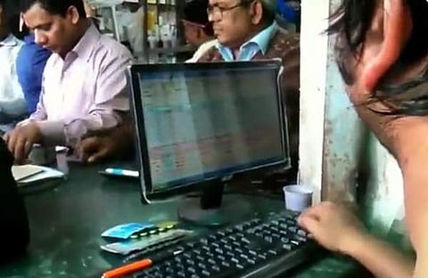 ബില്ലടിക്കുന്ന യുവാവ്/ ചിത്രം വീഡിയോ സ്ക്രീൻഷോട്ട്