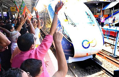 വന്ദേഭാരതിനെ ബിജെപി പ്രവര്‍ത്തകര്‍ സ്വീകരിക്കുന്നു/ ഫെയ്‌സ്ബുക്ക്