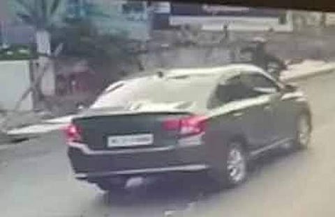 ബൈക്ക് ഇടിച്ചിടുന്ന കാറിന്റെ സിസിടിവി ദൃശ്യം