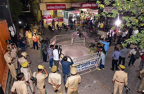 അതിഖ് കൊല്ലപ്പെട്ട സ്ഥലത്ത് പൊലീസിന്റെ പരിശോധന/ പിടിഐ