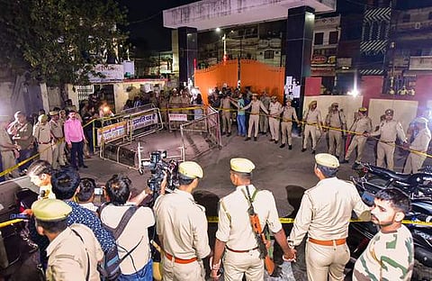 അതിഖ് കൊല്ലപ്പെട്ട സ്ഥലത്ത് പൊലീസ് പരിശോധന/ പിടിഐ