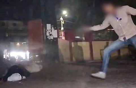 അതിഖിനെ അക്രമി വെടിവെയ്ക്കുന്നു/ പിടിഐ