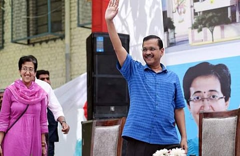 കെജരിവാള്‍ പാര്‍ട്ടി പ്രവര്‍ത്തകരെ അഭിവാദ്യം ചെയ്യുന്നു/ എഎന്‍ഐ