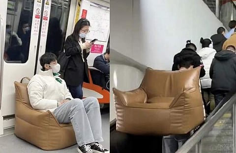 യുവാവ് സോഫയുമായി മെട്രോ ട്രെയിനിൽ/ ചിത്രം ഫെയ്‌സ്‌ബുക്ക്