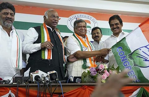 ജഗദീഷ് ഷെട്ടാര്‍ കോണ്‍ഗ്രസ് പതാകയുമായി/ പിടിഐ