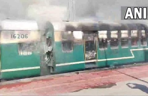 സ്റ്റേഷനില്‍ നിര്‍ത്തിയിട്ട ട്രെയിനില്‍ തീ ആളിപ്പടരുന്ന ദൃശ്യം