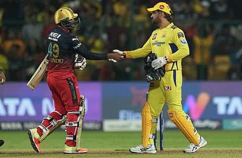 മത്സര ശേഷം ഹസരം​ഗയ്ക്ക് ഹസ്തദാനം ചെയ്യുന്ന ധോനി/ പിടിഐ