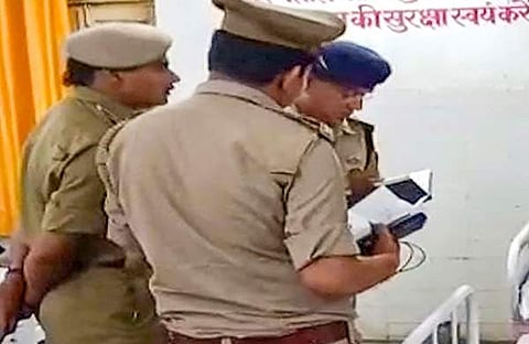 പൊലീസ് ചികിത്സയിലുള്ളവരുടെ മൊഴി രേഖപ്പെടുത്തുന്നു/ പിടിഐ