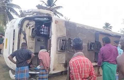 അപകടത്തില്‍പ്പെട്ട ബസ് / ടിവി ദൃശ്യം