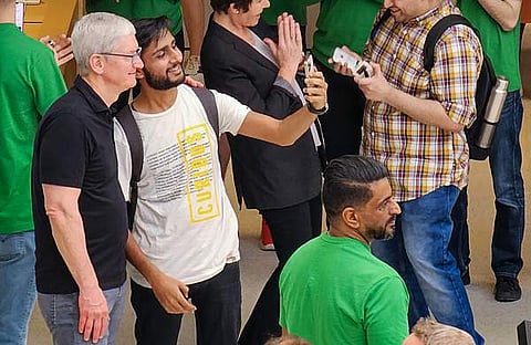 ആരാധകനൊപ്പം സെൽഫിക്ക് പോസ് ചെയ്യുന്ന ടിം കുക്ക്, പിടിഐ