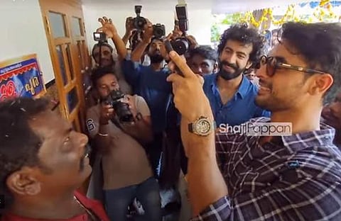 ടൊവിനോയും റോഷനും പ്രമോദിന്റെ ​ഗൃഹപ്രവേശനത്തിന് എത്തിയപ്പോൾ/ വിഡിയോ സ്ക്രീൻഷോട്ട്