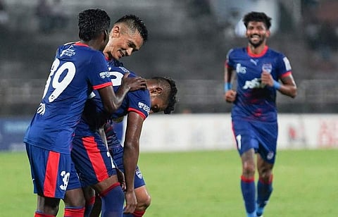 ഗോൾ നേട്ടമാഘോഷിക്കുന്ന ബം​ഗളൂരു താരങ്ങൾ/ ട്വിറ്റർ