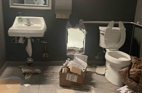 ശുചിമുറിയിൽ മോഷ്ടാക്കൾ നിർമിച്ച തുരങ്കം/ ട്വിറ്റർ