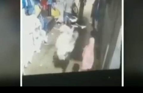 കുട്ടിയുടെ മൃതദേഹം ചുമന്ന് അഴുക്കുചാലിൽ തള്ളുന്നതിന്റെ വീഡിയോ ദൃശ്യം/ ട്വിറ്റർ