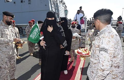 ജിദ്ദയിൽ എത്തിയവരെ സൗദി സൈനികർ സ്വീകരിക്കുന്നു/എഎഫ്പി