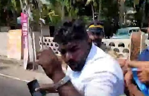 മോദിക്കെതിരെ പ്രതിഷേധിച്ച യൂത്ത് കോണ്‍ഗ്രസ് പ്രവര്‍ത്തകന്‍