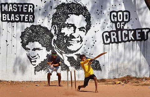 ഇന്ത്യയില്‍ ക്രിക്കറ്റ് എന്നാല്‍ സച്ചിനാണ്. സച്ചിന്റെ ചുമർ ചിത്രത്തിന് സമീപം ക്രിക്കറ്റ് കളിക്കുന്ന കുട്ടികൾ,മുംബൈയിലെ ബൈക്കുള ഗ്രൗണ്ടിൽ നിന്നുള്ള ചിത്രം/ പിടിഐ