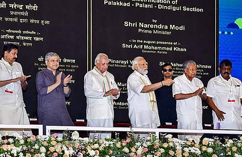 പ്രധാനമന്ത്രി പദ്ധതികളുടെ ഉദ്ഘാടനം നിര്‍വഹിക്കുന്നു/ പിടിഐ