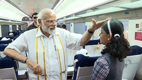 പ്രധാനമന്ത്രി കുട്ടികള്‍ക്കൊപ്പം/വിഡിയോ ദൃശ്യം