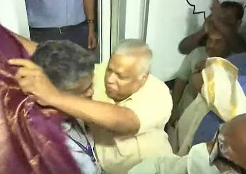 ലോക്കോ പൈലറ്റിനെ പൊന്നാട അണിയിക്കുന്ന എംവി ജയരാജന്‍