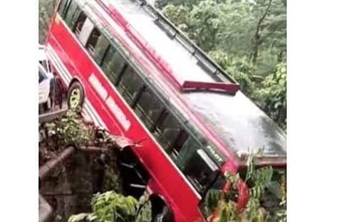 തൃശൂരില്‍ സ്വകാര്യ ബസ് തോട്ടിലേക്ക് മറിഞ്ഞപ്പോള്‍, സ്‌ക്രീന്‍ഷോട്ട്‌