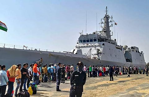 ജിദ്ദയിലേക്ക് പുറപ്പെടുന്ന ഐഎൻഎസ് സുമേധയിൽ കയറാൻ വരി നിൽക്കുന്ന ഇന്ത്യക്കാർ / ചിത്രം പിടിഐ