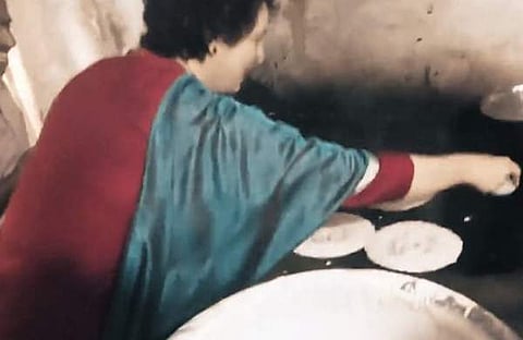 മൈസൂരിവിലെ മൈലാരി ഹോട്ടലില്‍ നിന്ന് ദോശയുണ്ടാക്കുന്ന പ്രിയങ്ക ഗാന്ധി